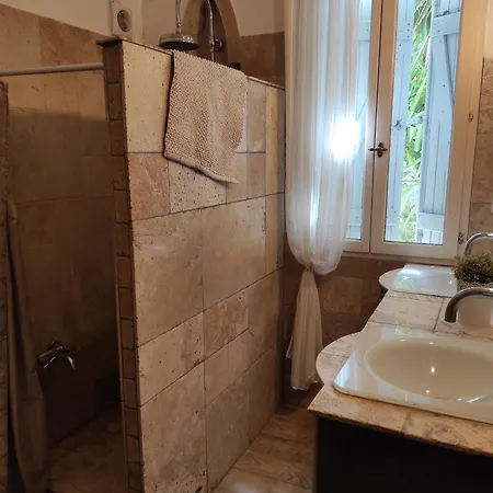 Privee Myriami Lattes